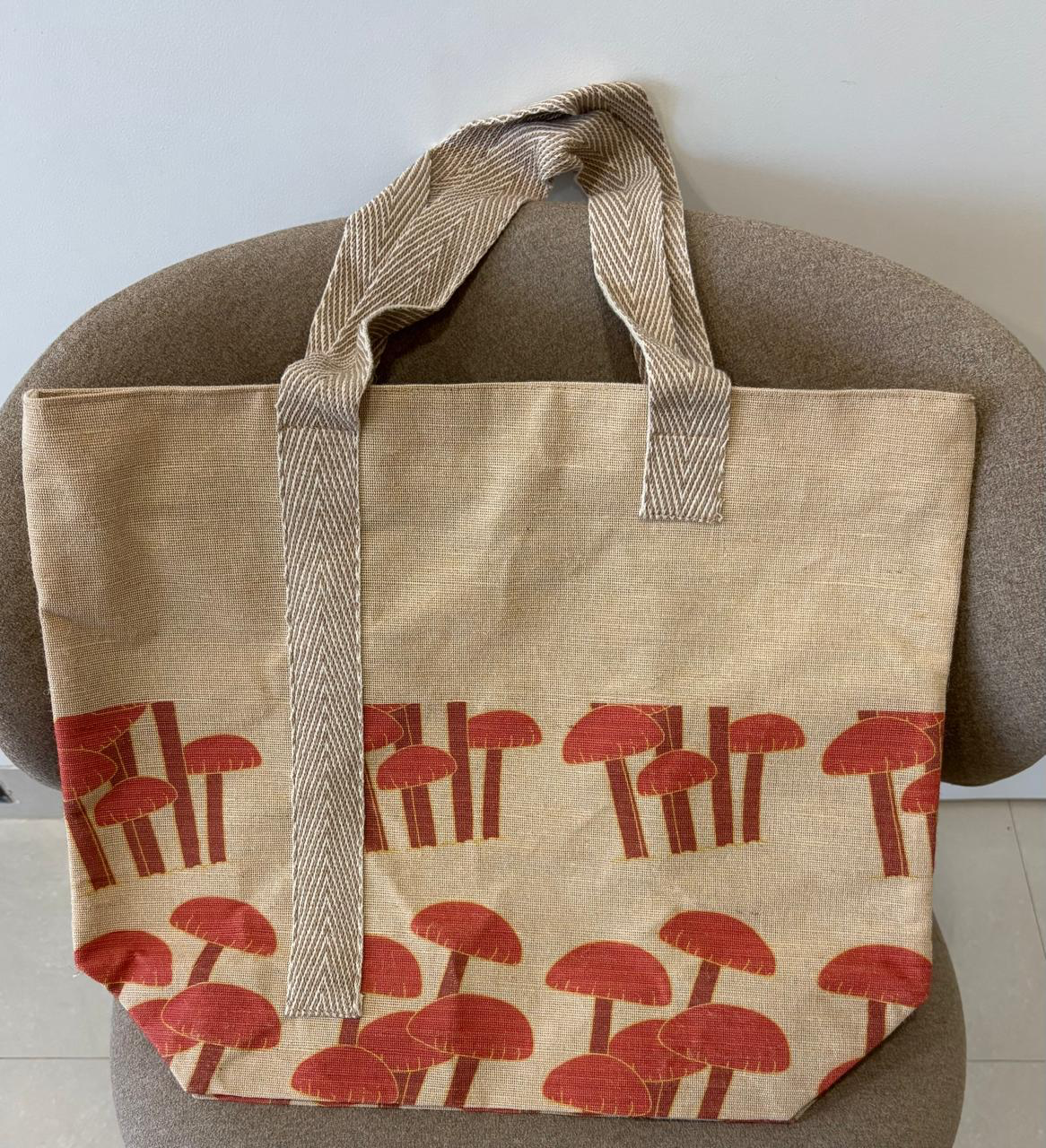Veronica jute-cotton bag in a rust mushroom print.
